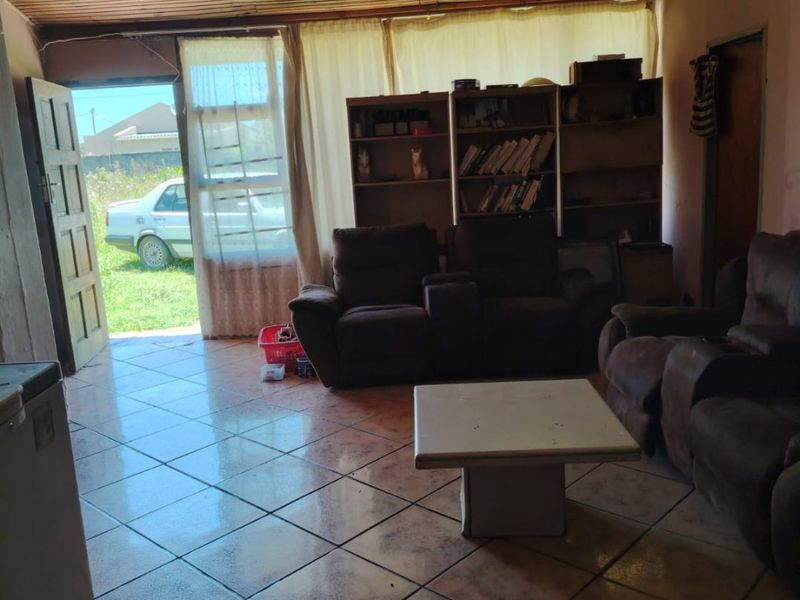 Prime Investment Opportunity in Amalinda House for Sale - Photo 2