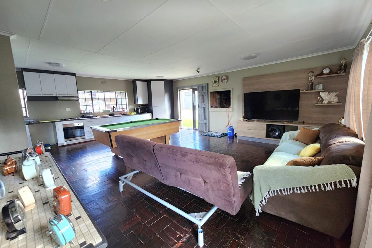 A HOME LOADED WITH POTENTIAL FOR SALE IN GLEN MARAIS - Photo 4