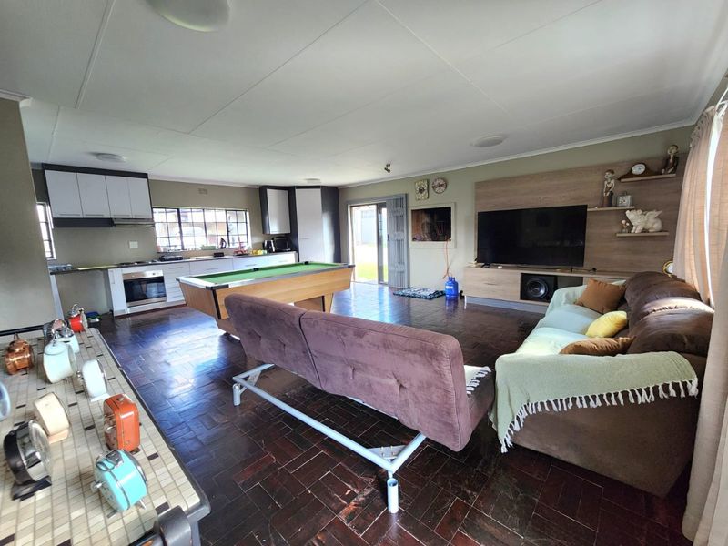 A HOME LOADED WITH POTENTIAL FOR SALE IN GLEN MARAIS - Photo 4