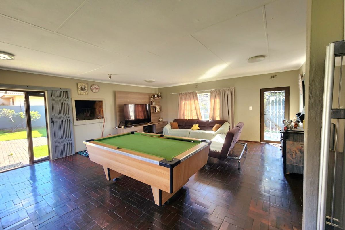 A HOME LOADED WITH POTENTIAL FOR SALE IN GLEN MARAIS - Photo 2