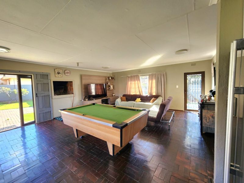 A HOME LOADED WITH POTENTIAL FOR SALE IN GLEN MARAIS - Photo 2