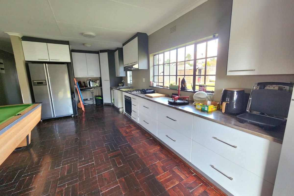 A HOME LOADED WITH POTENTIAL FOR SALE IN GLEN MARAIS - Photo 3