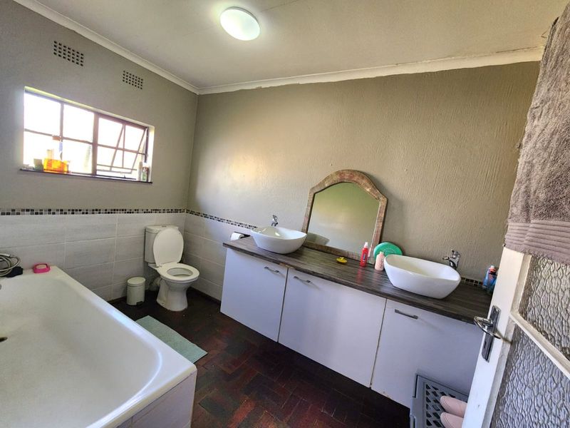 A HOME LOADED WITH POTENTIAL FOR SALE IN GLEN MARAIS - Photo 9