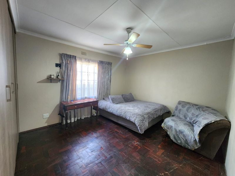 A HOME LOADED WITH POTENTIAL FOR SALE IN GLEN MARAIS - Photo 6