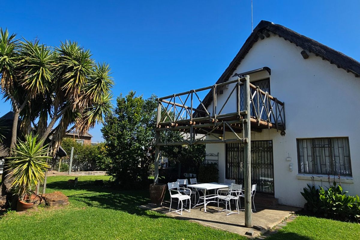 Charming Thatch Roof Home with Endless Potential in Deneysville - Photo 3