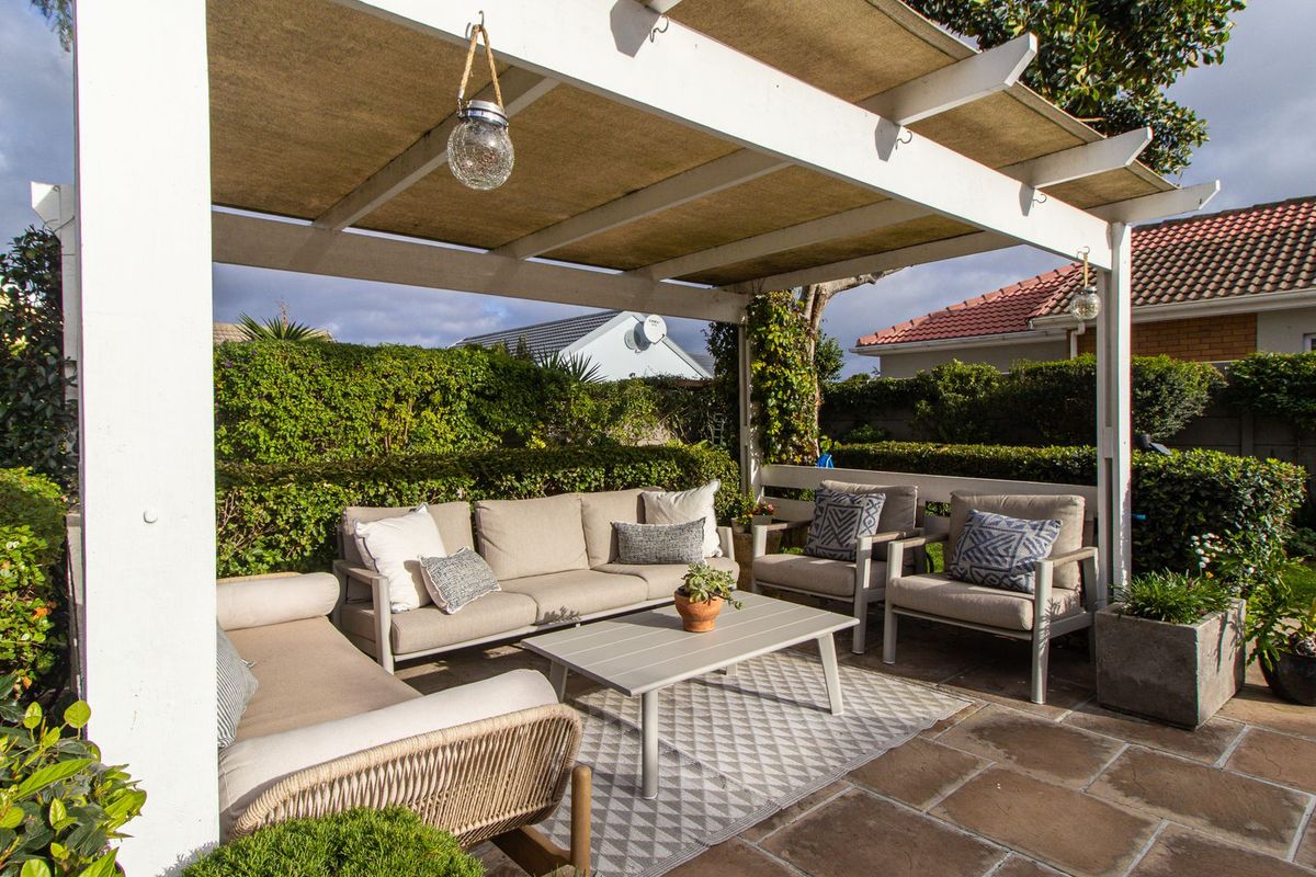 3/4 Bedroom, 3 Bathroom Fully Renovated Family Home – in Classic Sunningdale, set on 602sqm Erf - Photo 4