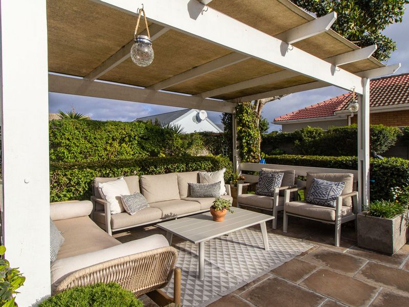 3/4 Bedroom, 3 Bathroom Fully Renovated Family Home – in Classic Sunningdale, set on 602sqm Erf - Photo 4