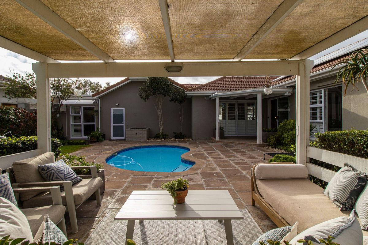 3/4 Bedroom, 3 Bathroom Fully Renovated Family Home – in Classic Sunningdale, set on 602sqm Erf - Photo 3