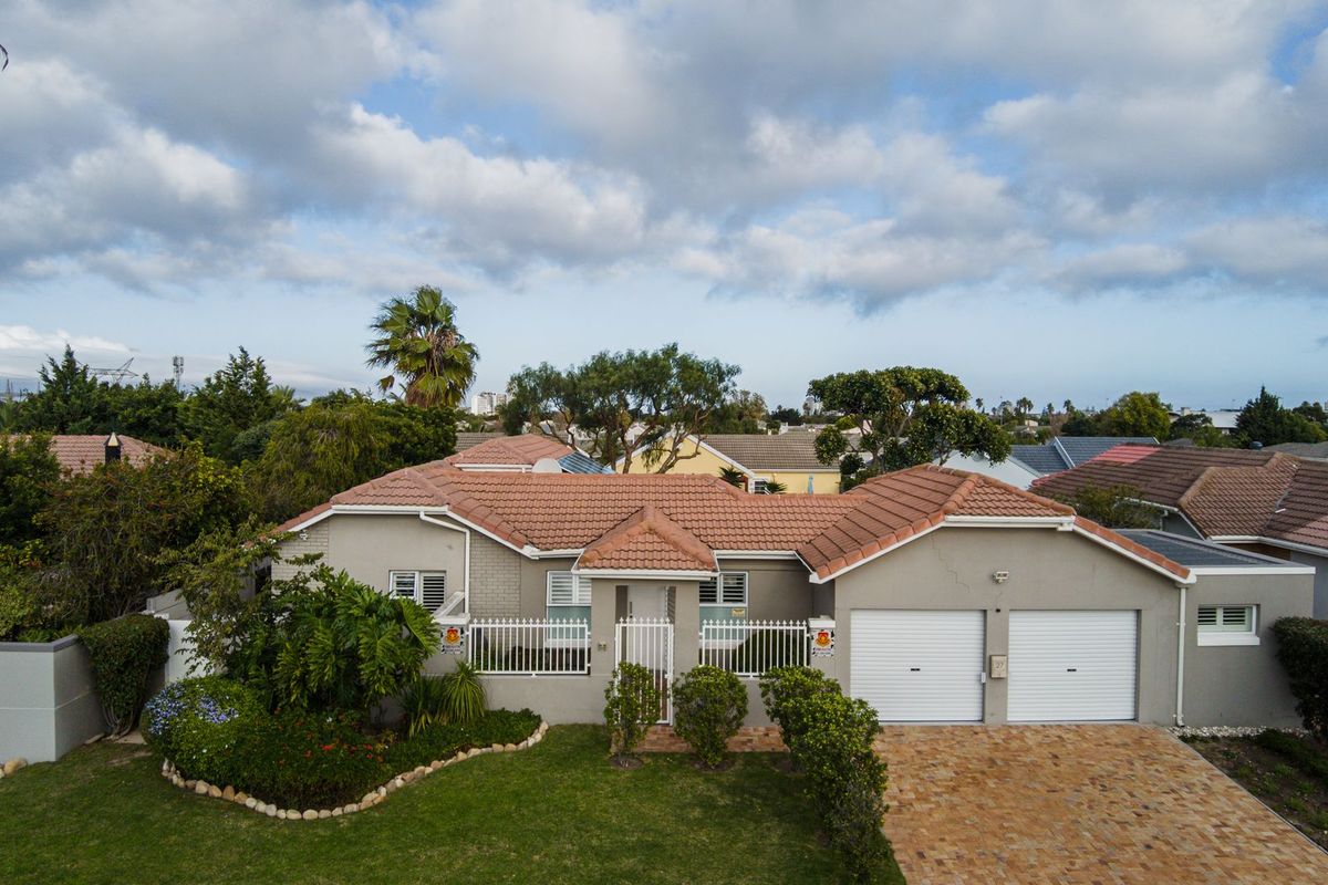 3/4 Bedroom, 3 Bathroom Fully Renovated Family Home – in Classic Sunningdale, set on 602sqm Erf - Photo 2