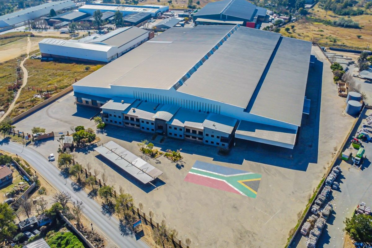Stunning 22,510m2 Warehouse for Rent – Kya Sands -Mostyn Park - Photo 2