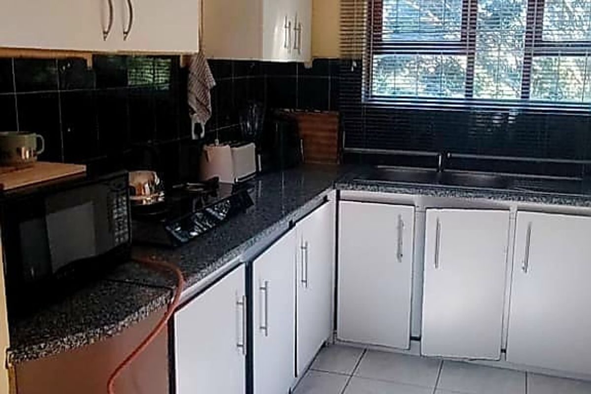 3 Bedroom House For Sale in Amalinda - Photo 4