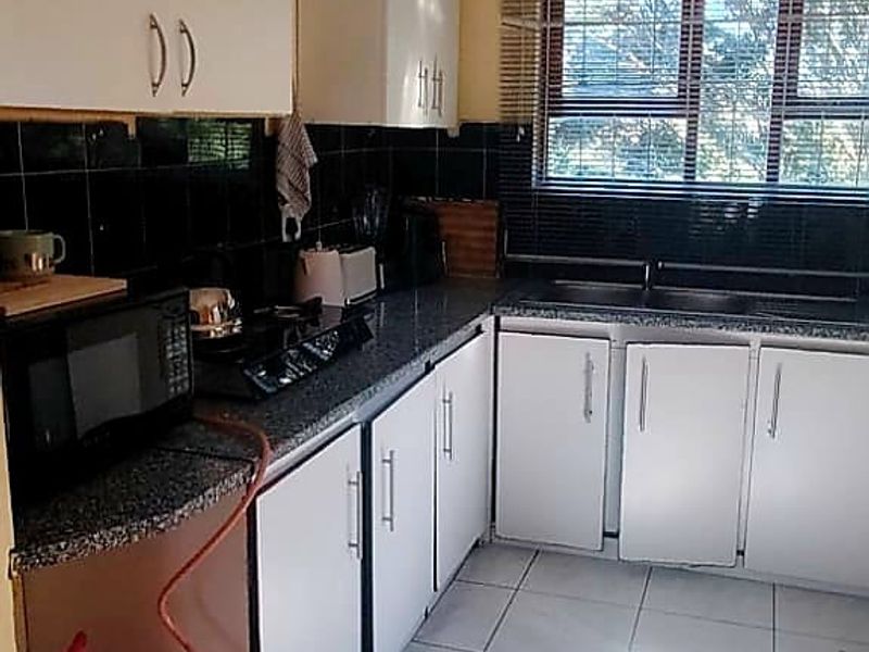 3 Bedroom House For Sale in Amalinda - Photo 4