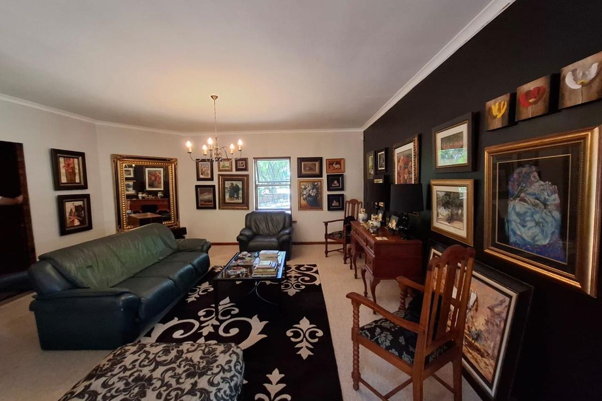This beautifully maintained 4-bedroom family home in Winterhoek Park, Uitenhage! - Photo 2