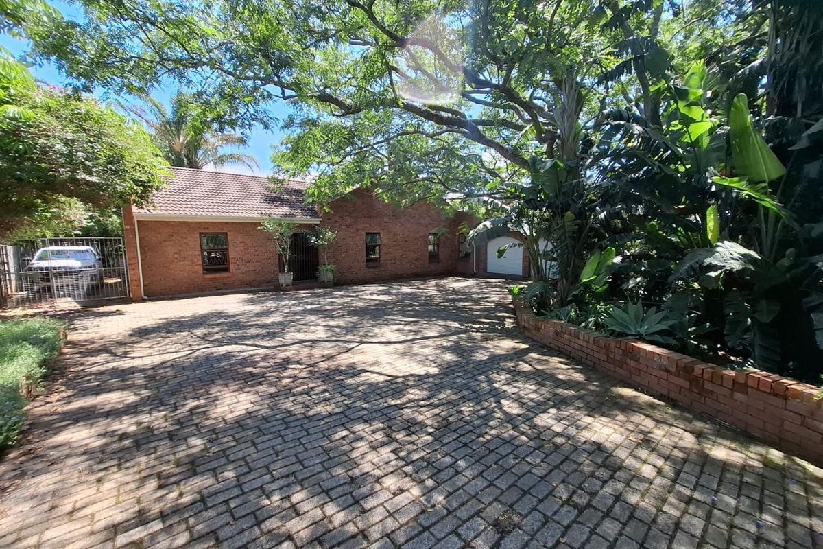 This beautifully maintained 4-bedroom family home in Winterhoek Park, Uitenhage! - Photo 5