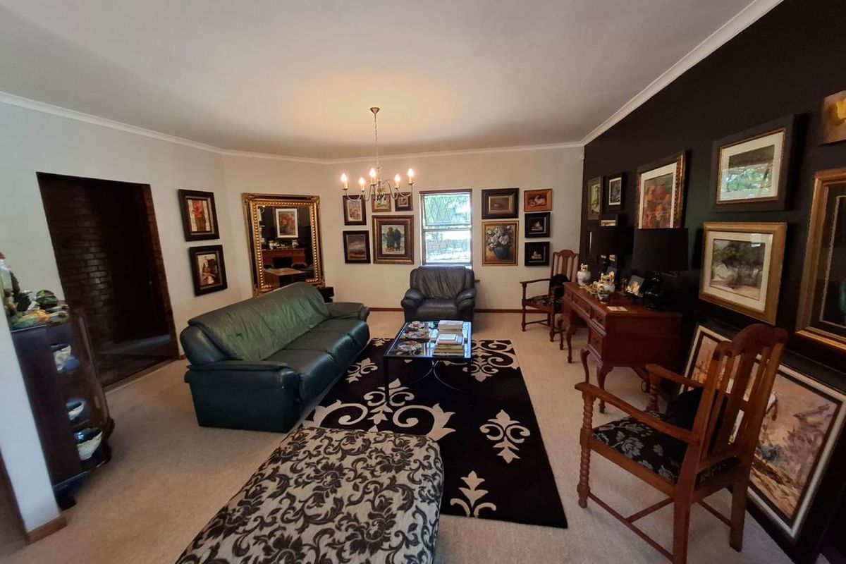 This beautifully maintained 4-bedroom family home in Winterhoek Park, Uitenhage! - Photo 3