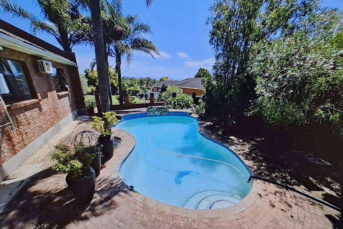This beautifully maintained 4-bedroom family home in Winterhoek Park, Uitenhage! - Photo 4