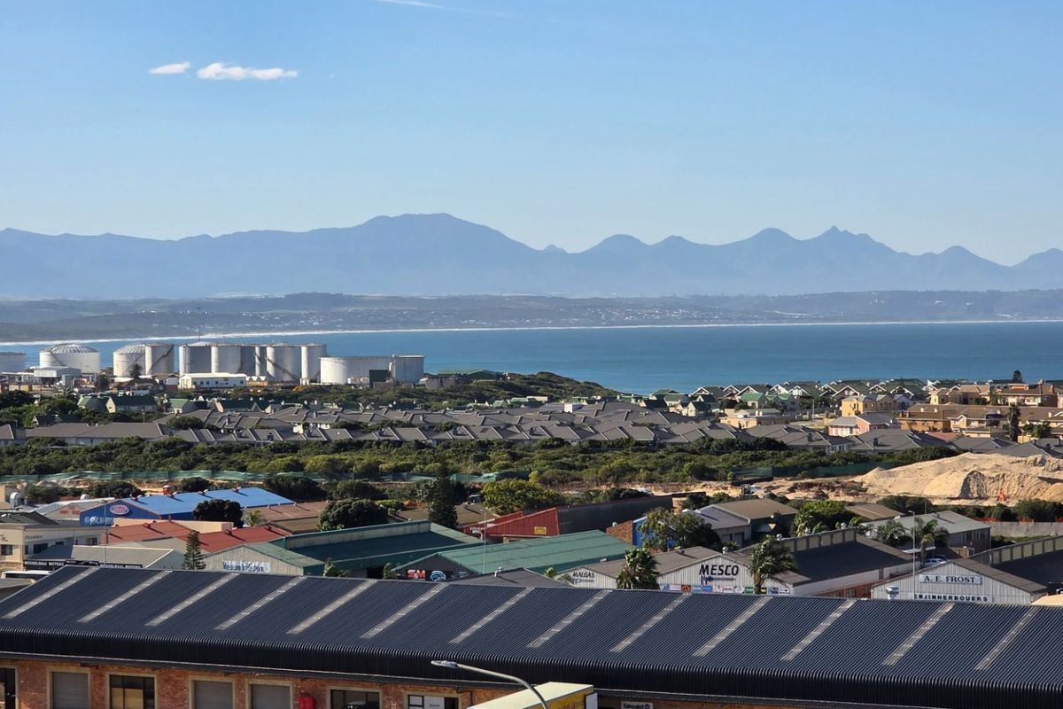 Upgraded Apartment.... Beautiful Ocean and Mountain Views !!! - Photo 2