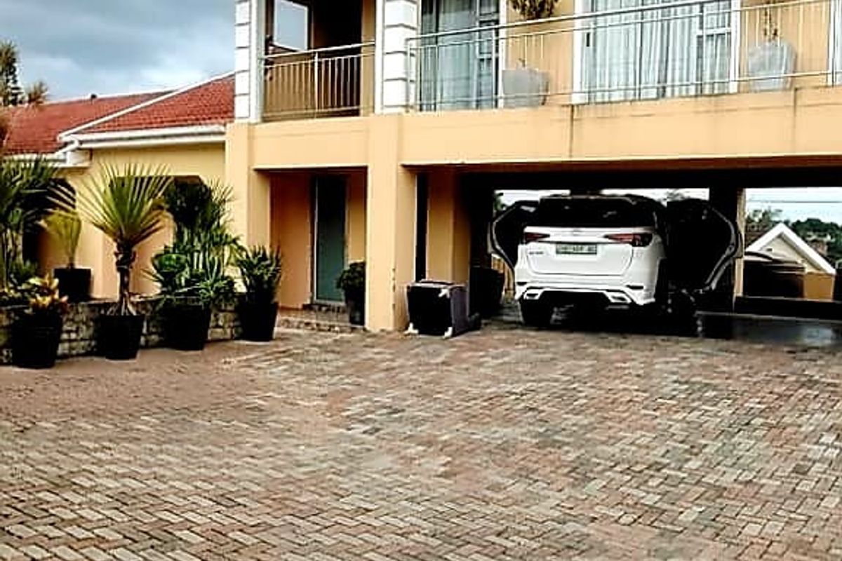 14 Bedroom House for Sale in Amalinda - Photo 5