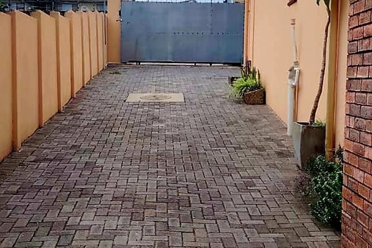 14 Bedroom House for Sale in Amalinda - Photo 3