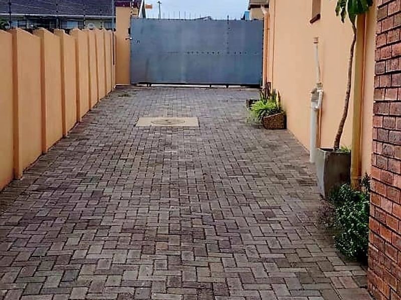 14 Bedroom House for Sale in Amalinda - Photo 3