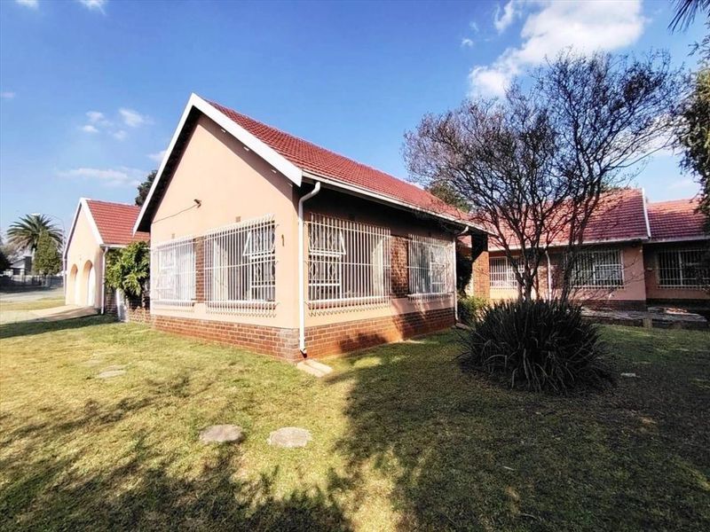 Spacious Family Home with Modern Comforts - Photo 3