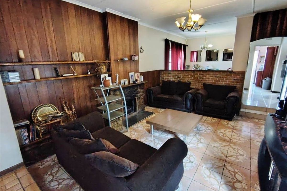 Spacious Family Home with Modern Comforts - Photo 2