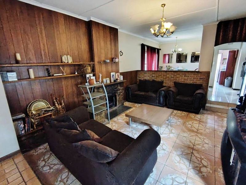 Spacious Family Home with Modern Comforts - Photo 2