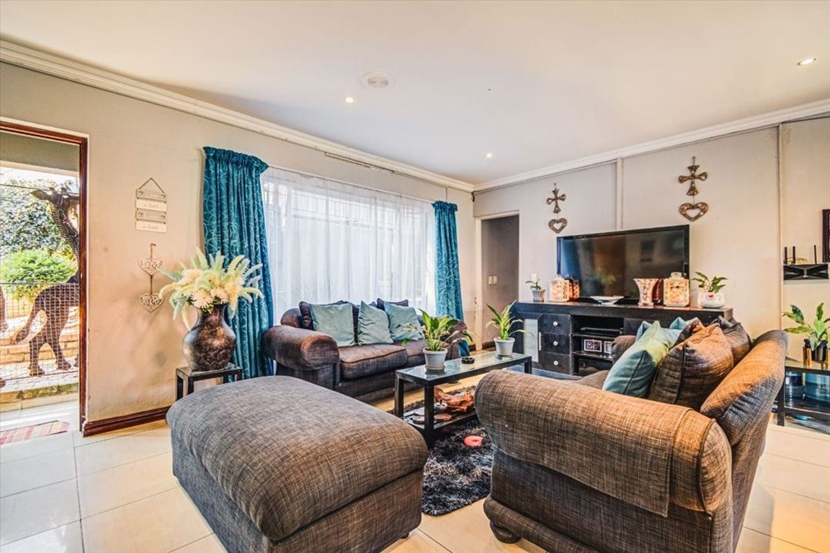 Charming Home with Dual Granny Flats and Ample Parking - Photo 3