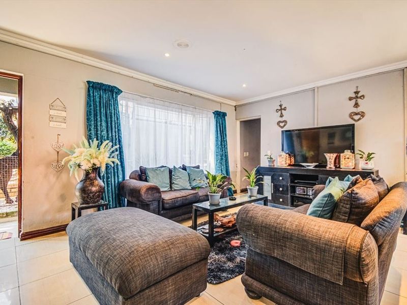 Charming Home with Dual Granny Flats and Ample Parking - Photo 3