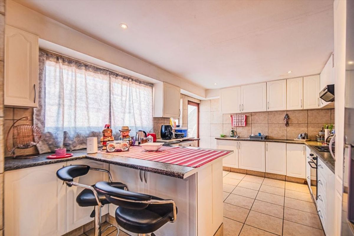 Charming Home with Dual Granny Flats and Ample Parking - Photo 2