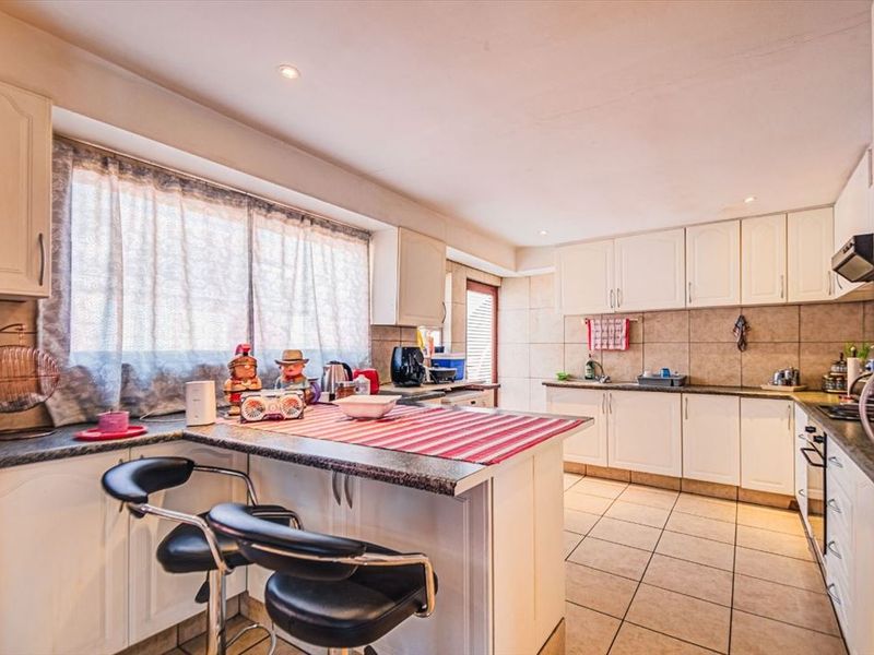 Charming Home with Dual Granny Flats and Ample Parking - Photo 2