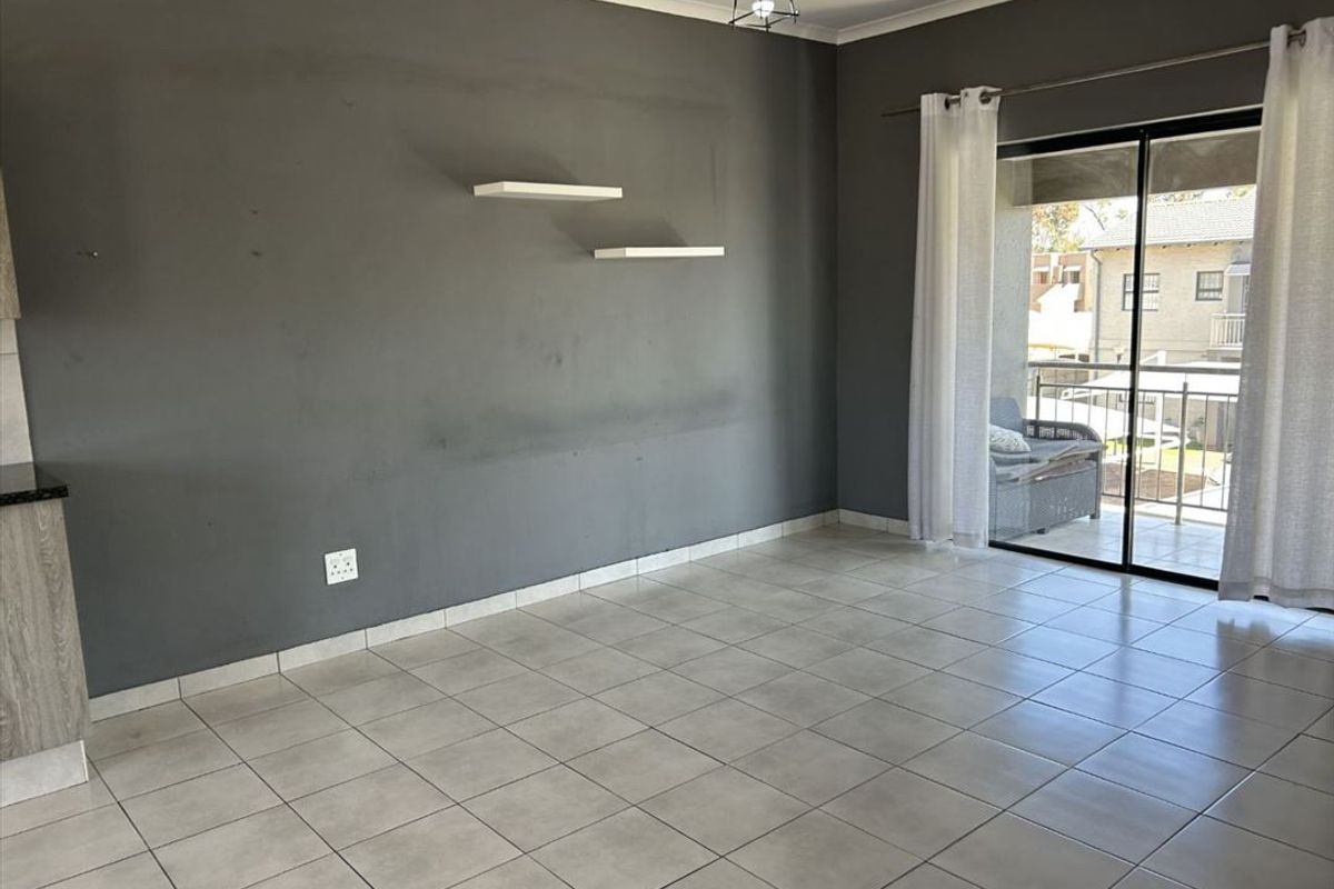 Comfortable Two-Bedroom Home with Pool and En-Suite - Photo 2