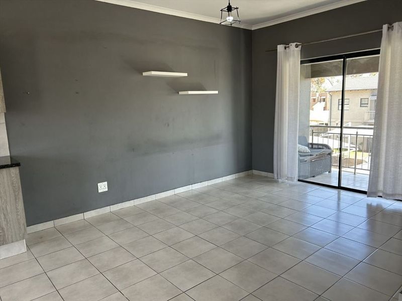 Comfortable Two-Bedroom Home with Pool and En-Suite - Photo 2