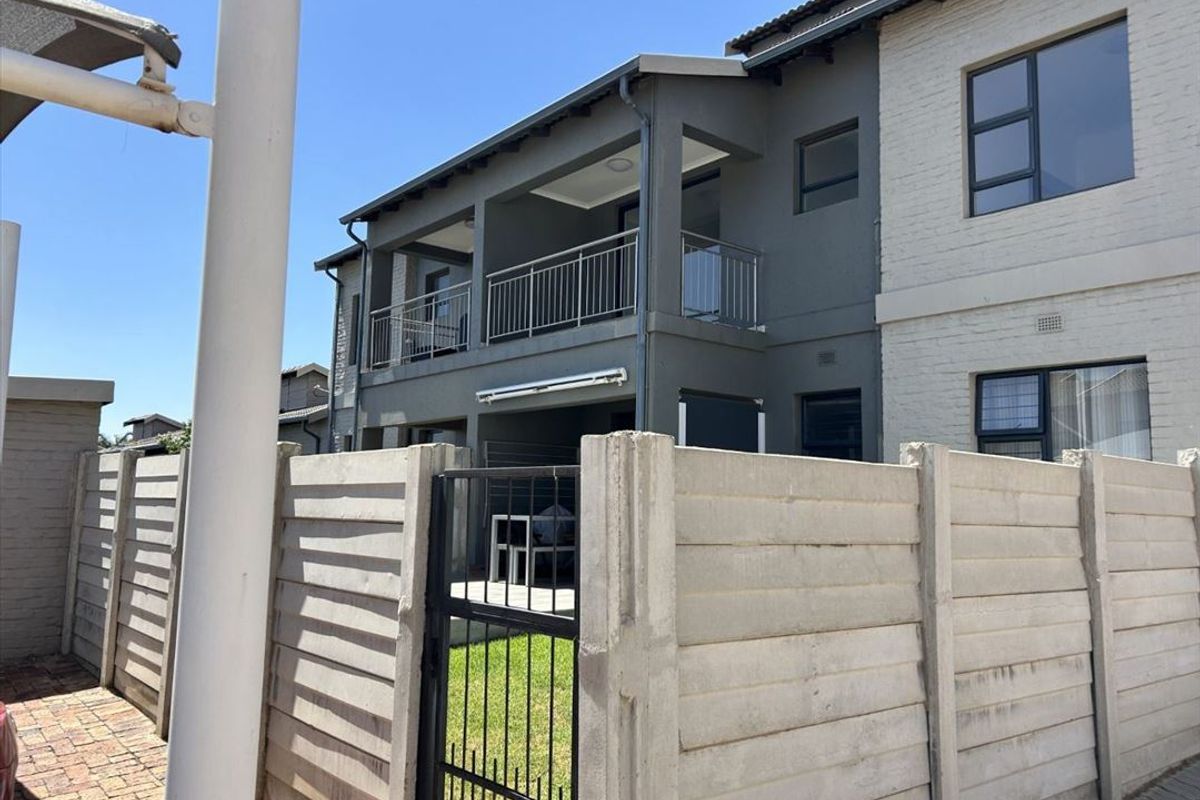 Comfortable Two-Bedroom Home with Pool and En-Suite - Photo 3