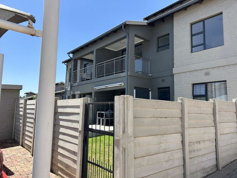 Comfortable Two-Bedroom Home with Pool and En-Suite - Photo 3