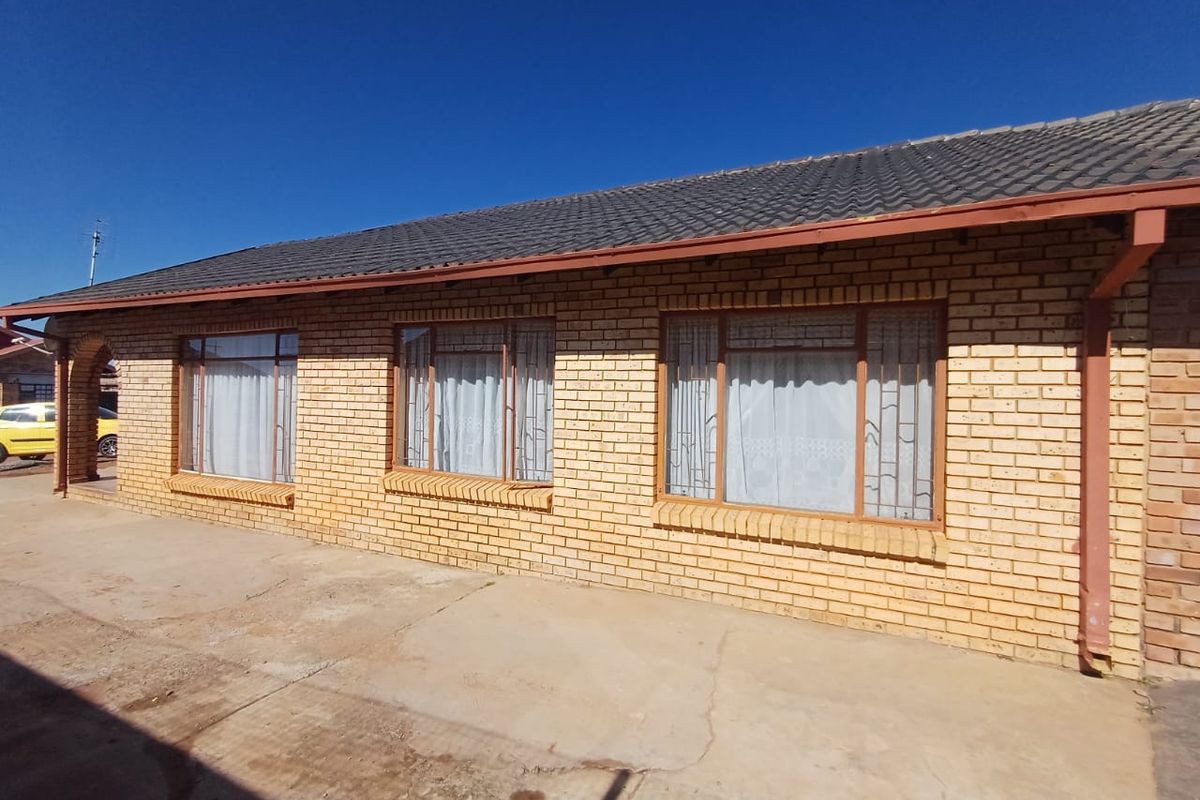 Charming Family Home for Sale in Kanana – Space, Comfort and Convenience Await - Photo 2