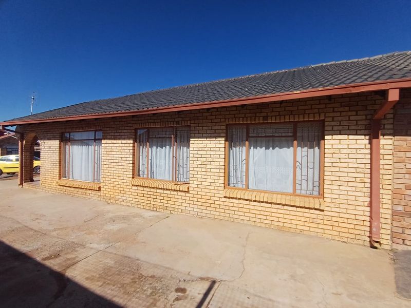 Charming Family Home for Sale in Kanana – Space, Comfort and Convenience Await - Photo 2