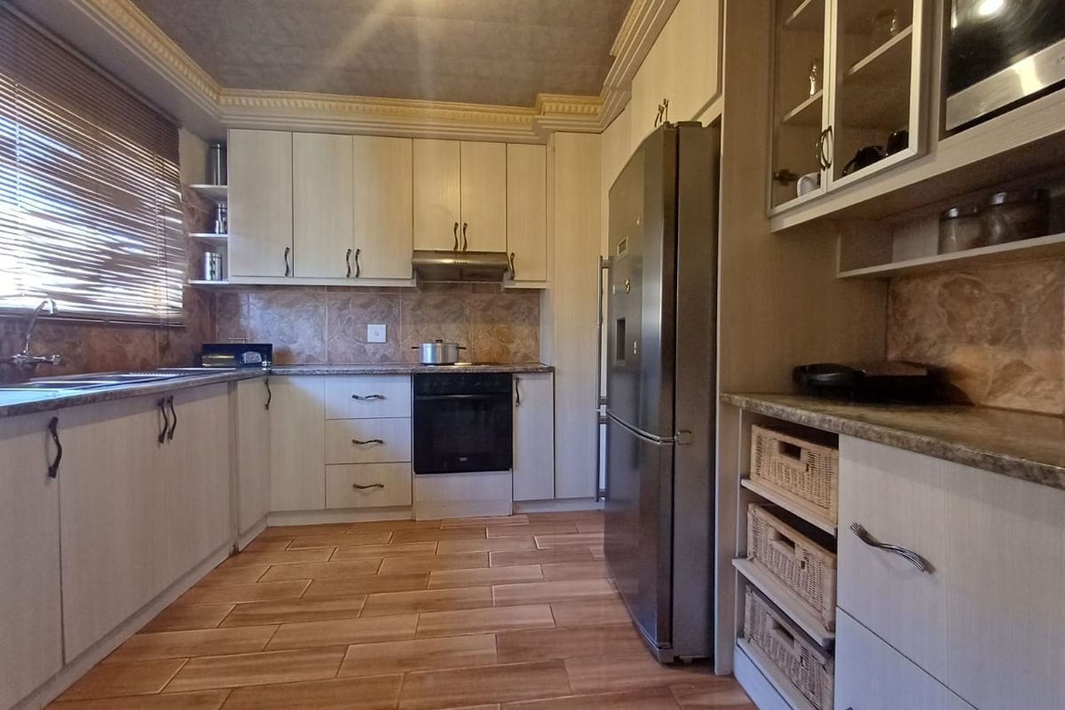Charming Family Home for Sale in Kanana – Space, Comfort and Convenience Await - Photo 5