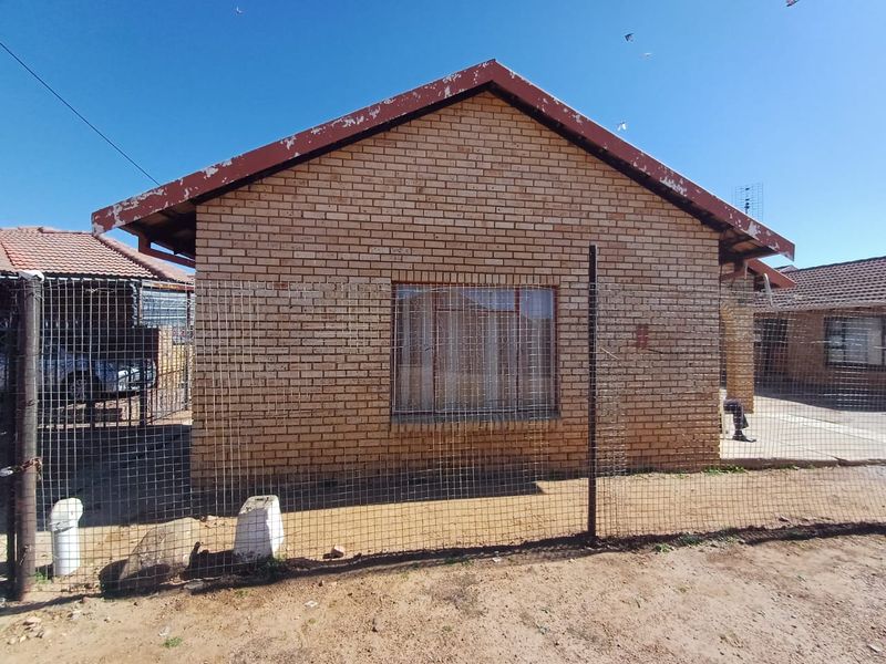 Charming Family Home for Sale in Kanana – Space, Comfort and Convenience Await - Photo 4