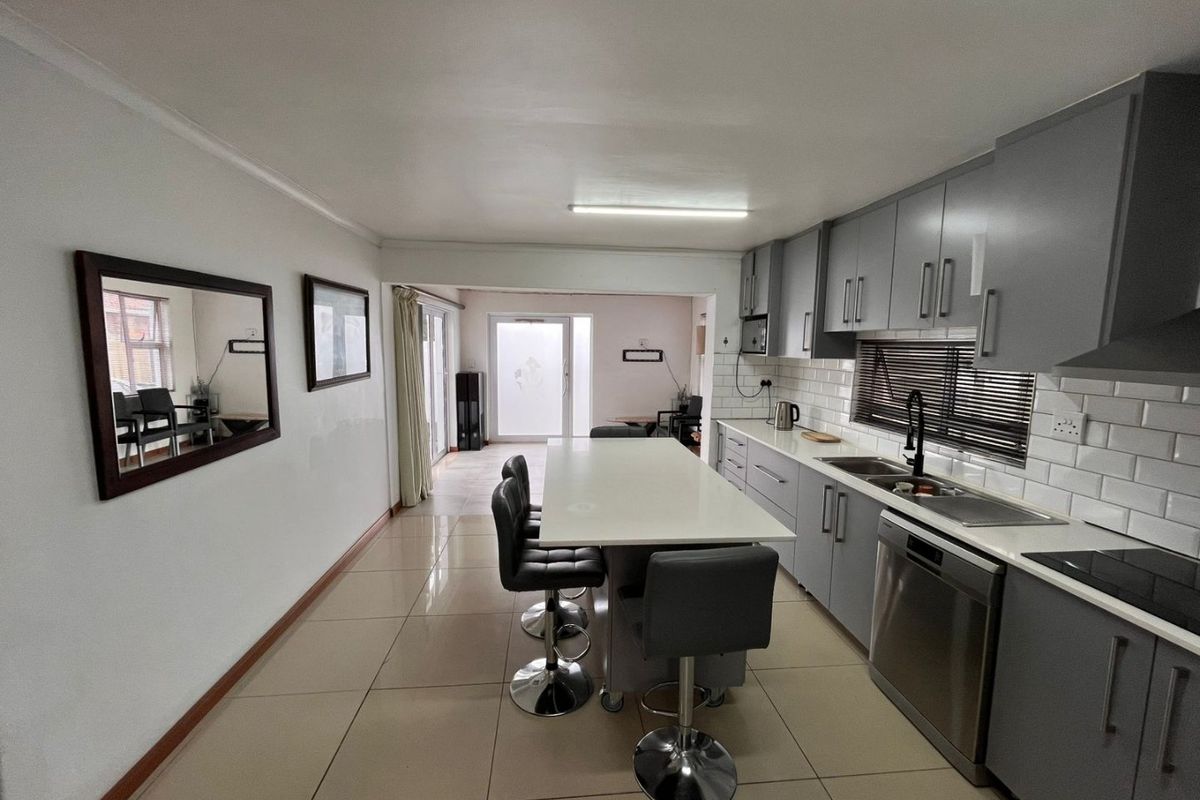 Three bedroom house with granny flat - Photo 3