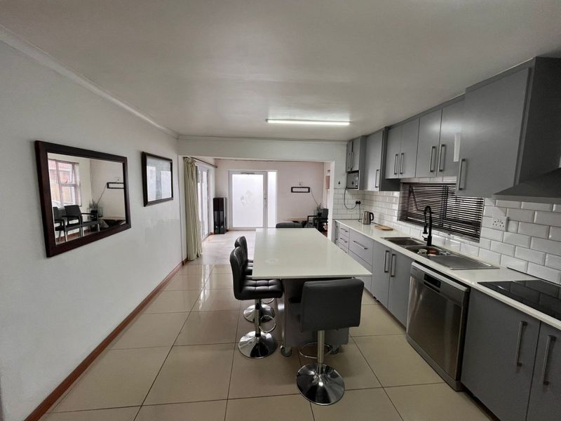 Three bedroom house with granny flat - Photo 3