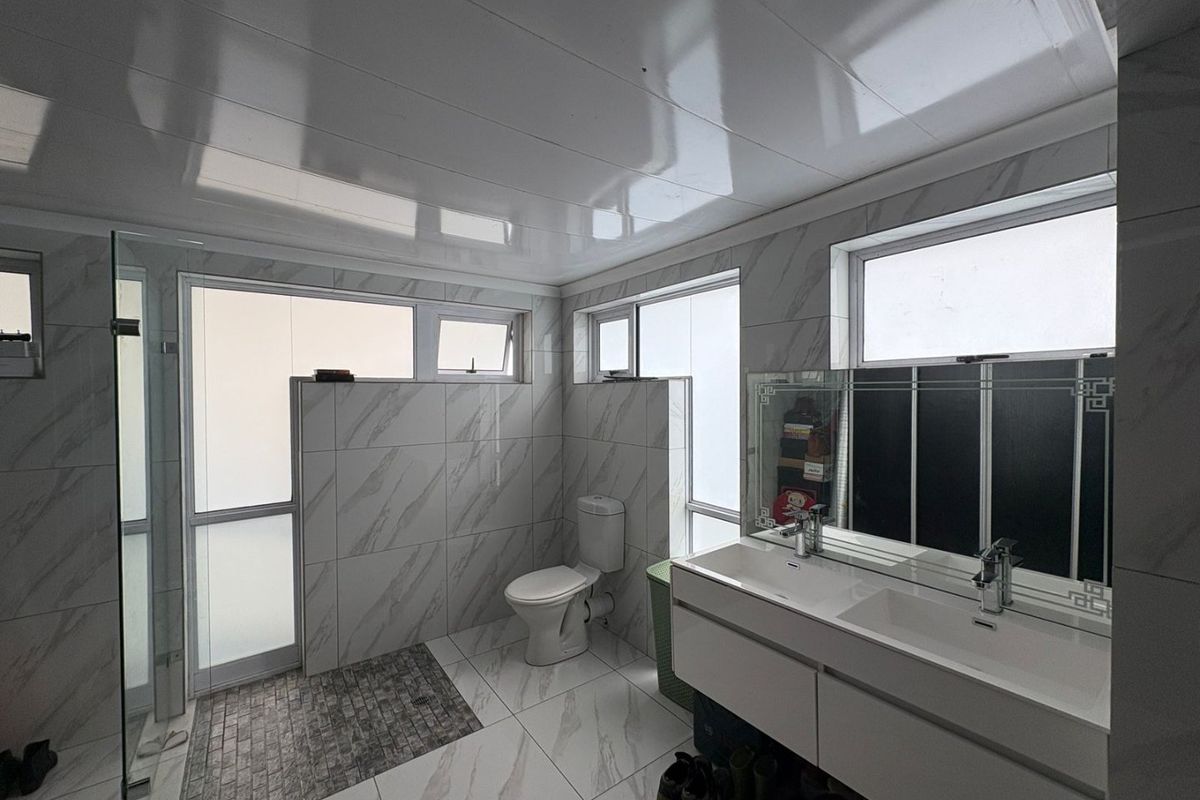 Three bedroom house with granny flat - Photo 5