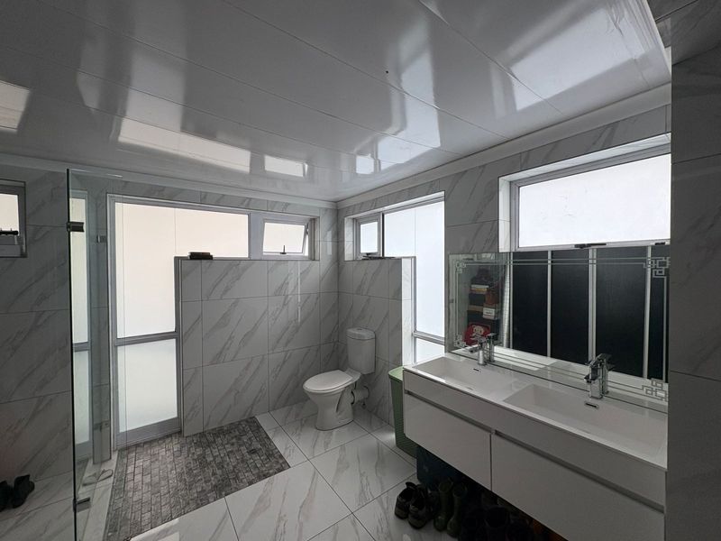 Three bedroom house with granny flat - Photo 5