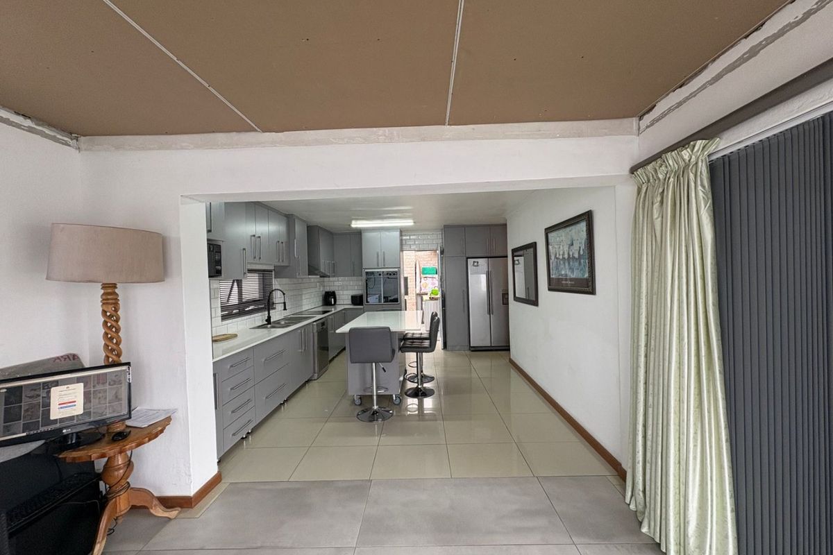 Three bedroom house with granny flat - Photo 4