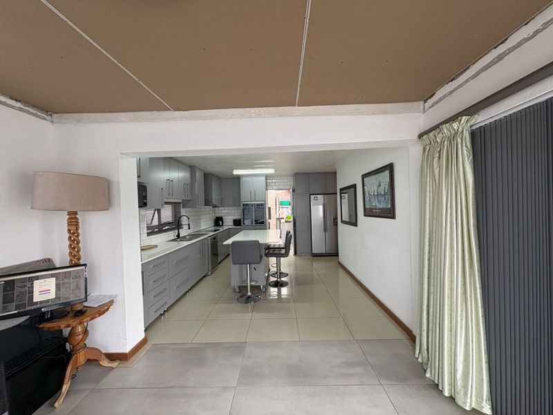 Three bedroom house with granny flat - Photo 4