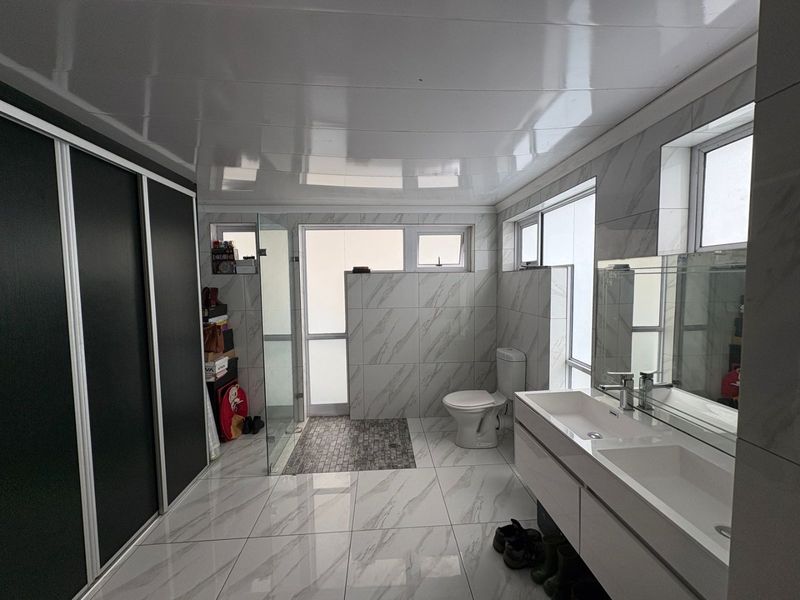 Three bedroom house with granny flat - Photo 6