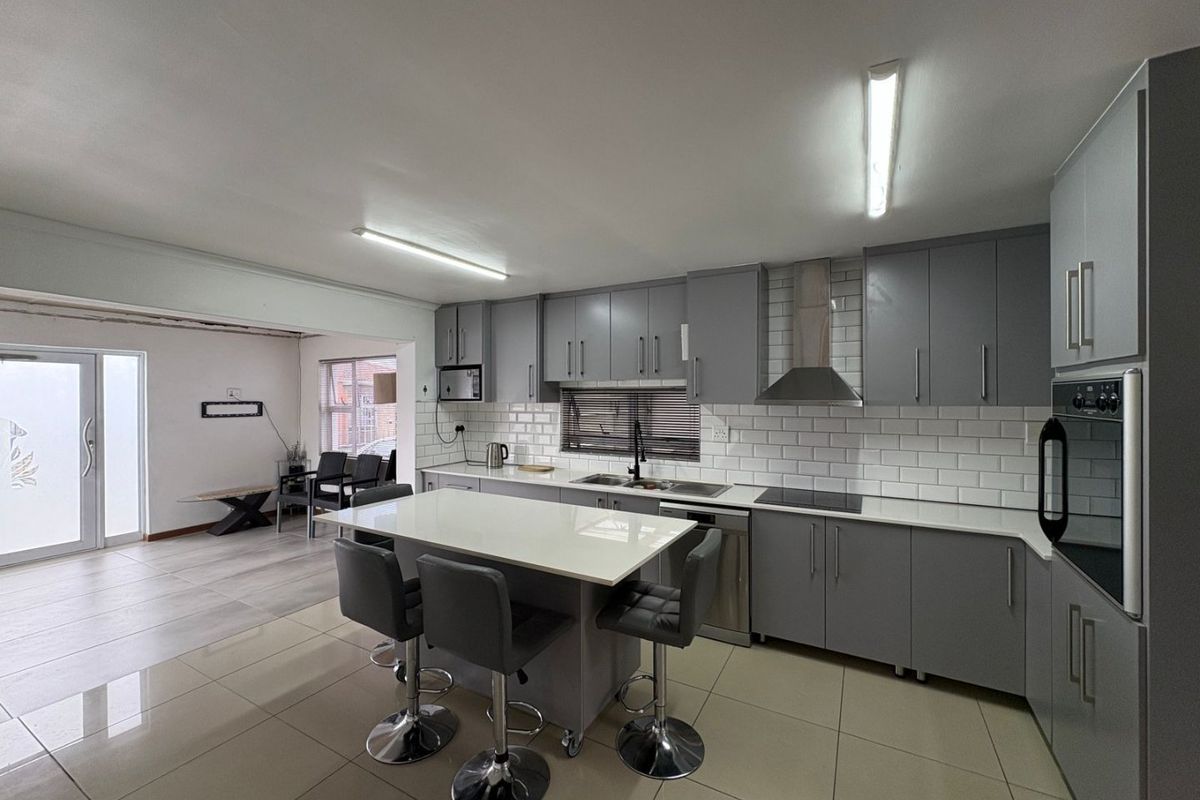 Three bedroom house with granny flat - Photo 2