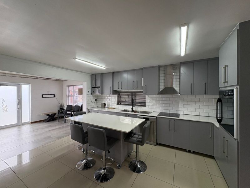 Three bedroom house with granny flat - Photo 2