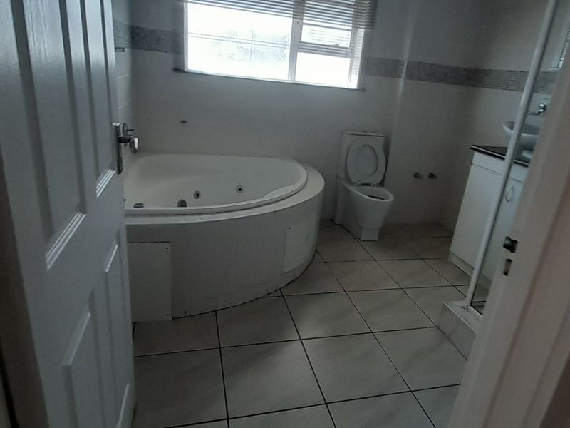 5 Bedroom House In Lovemore Heights - Photo 9