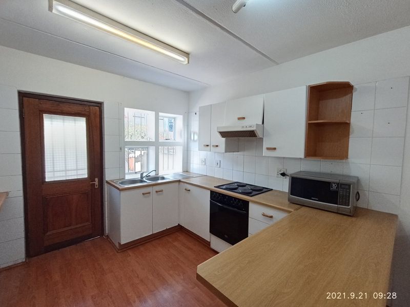 north-facing 2 bedroom garden unit - available 1 September - Photo 1